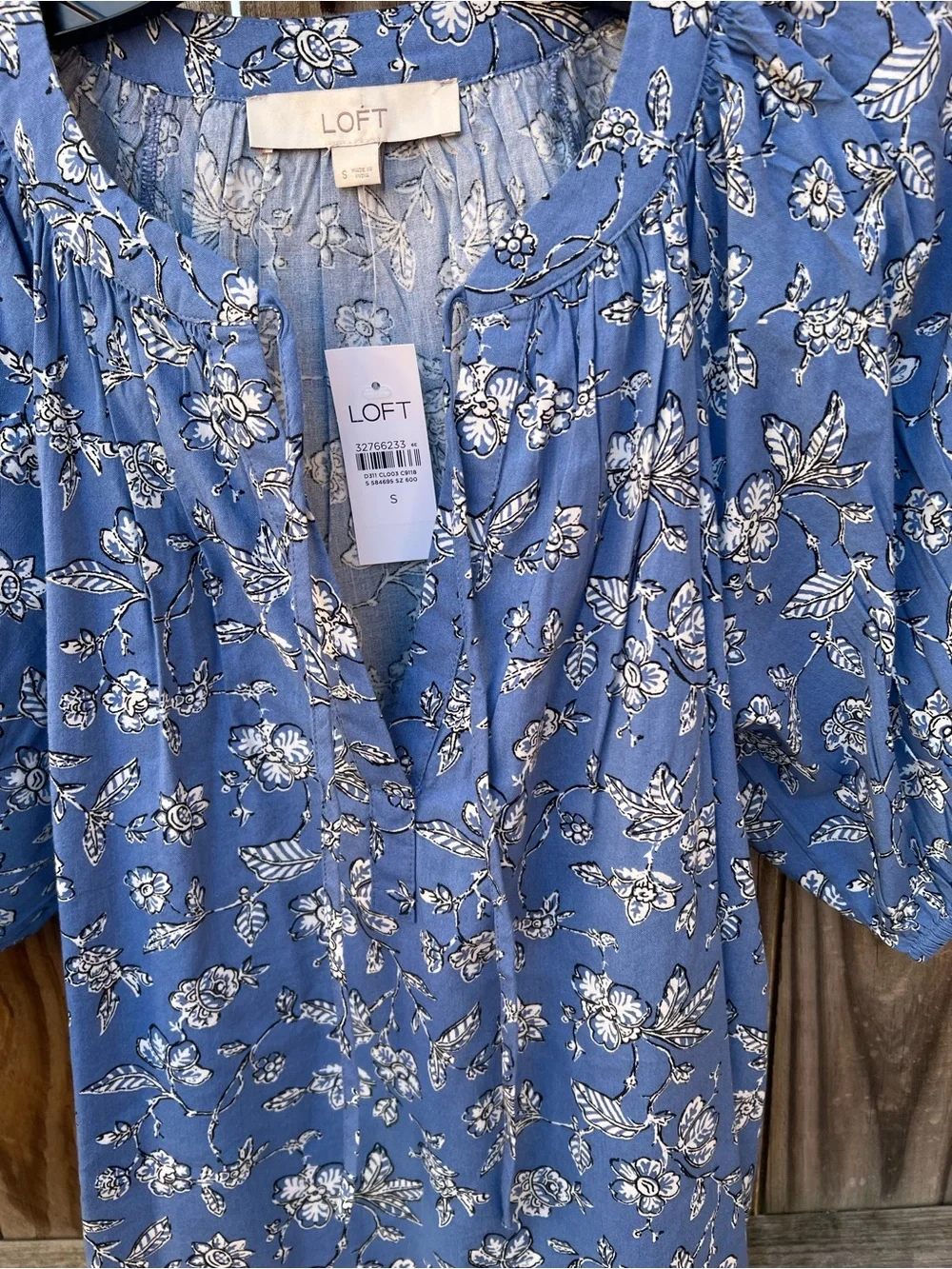 👗LOFT Blue Floral Puff-Sleeve Women's Top